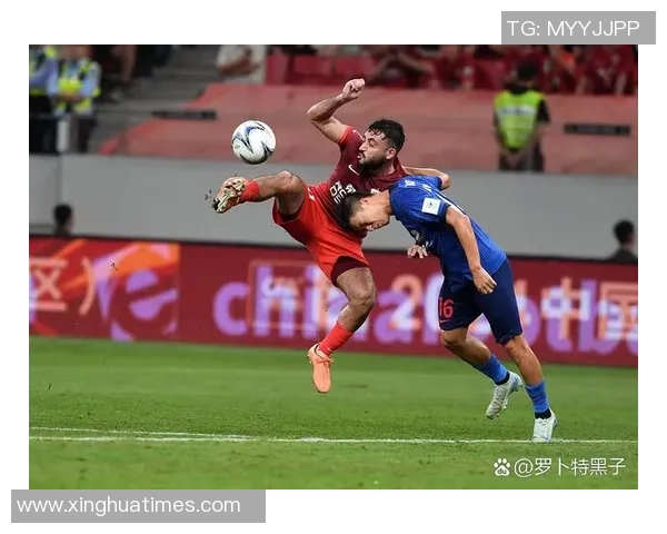 足球球星激烈对抗瞬间头部碰撞引发关注赛场安全问题